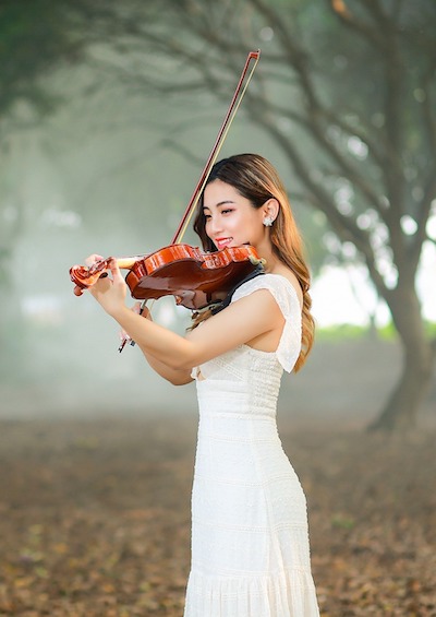 Violinist_landscape_intoPortrait